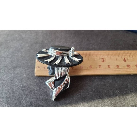 Torino Woman in Hat Brooch - Picture 7 of 10